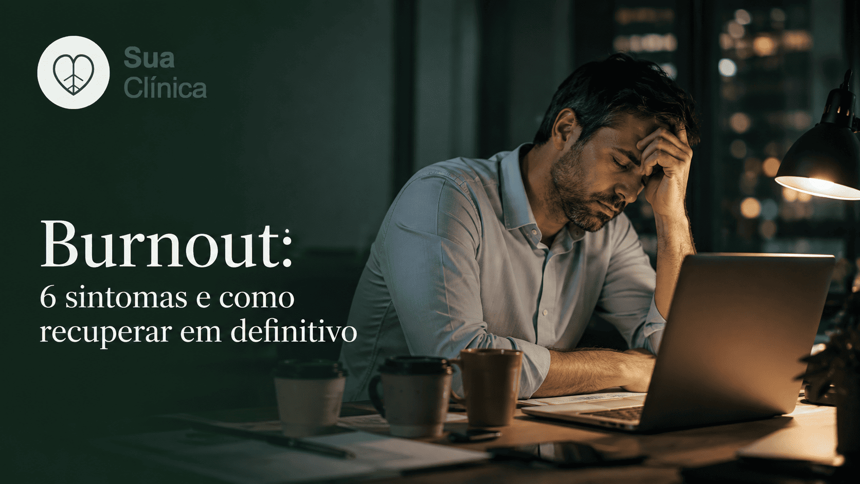 Homem exausto ao computador à noite, sinal de burnout provocado por stress crónico no trabalho