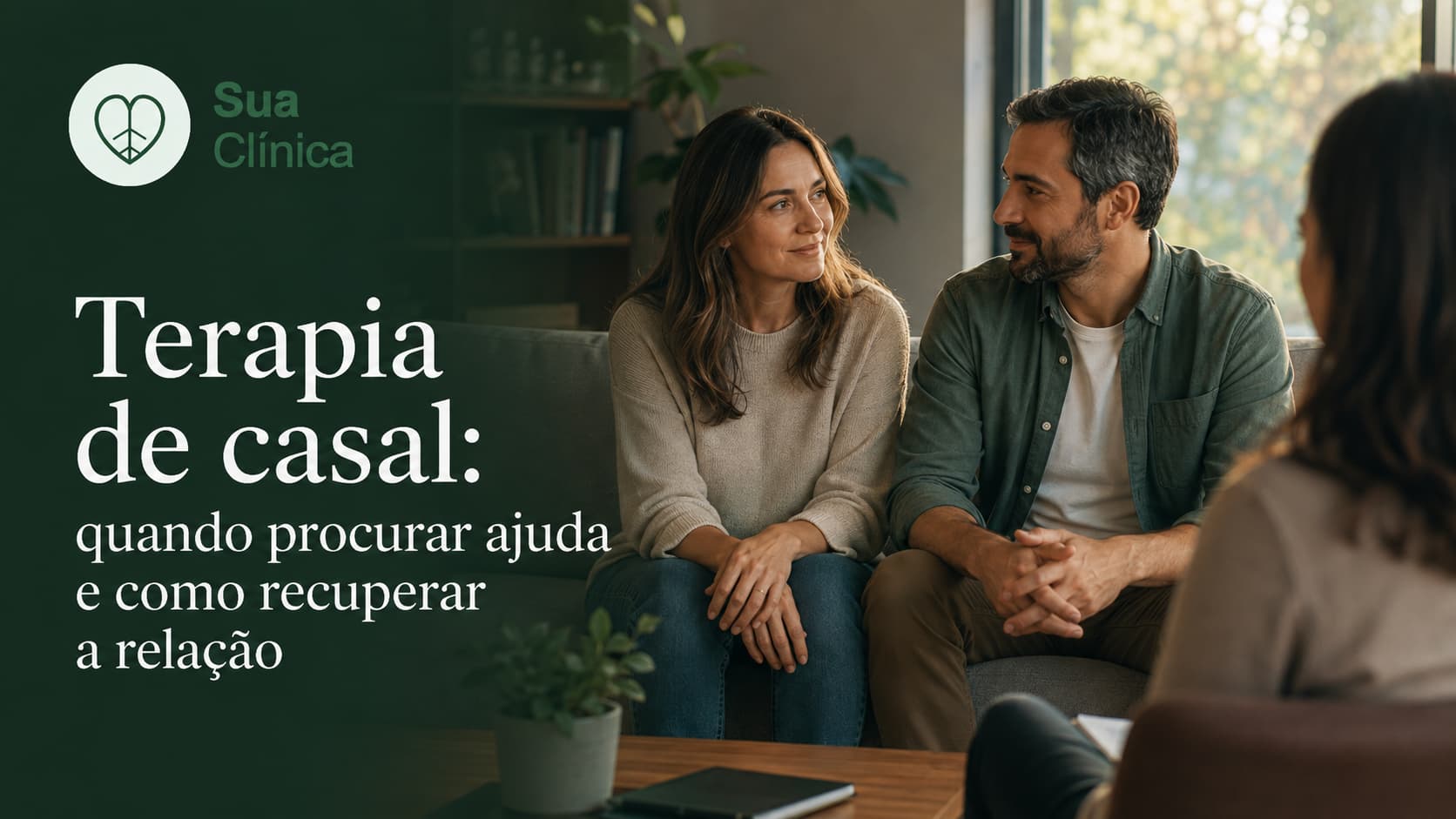 Casal numa sessão de terapia de casal, a comunicar abertamente com apoio profissional
