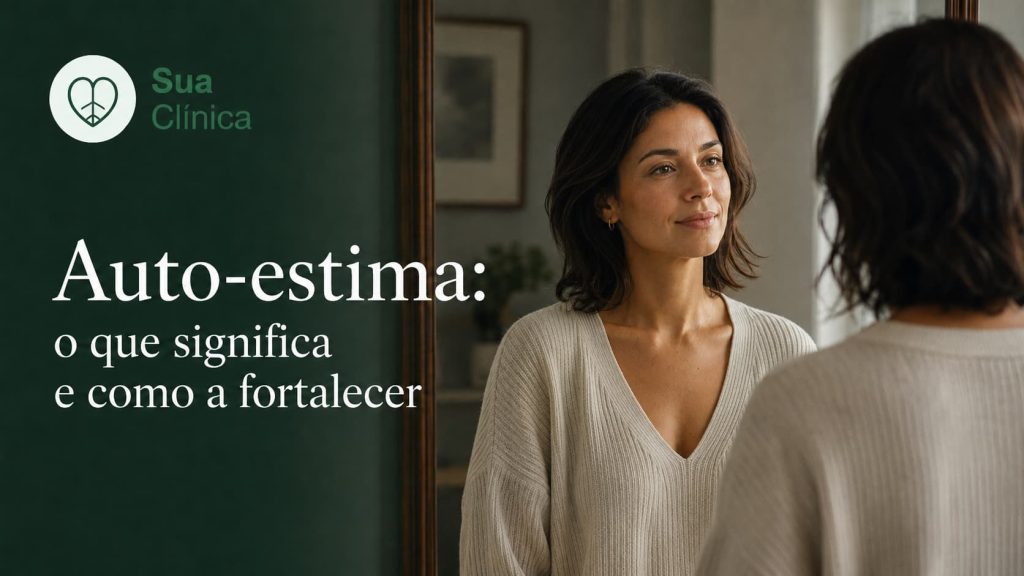 Mulher a olhar para o seu reflexo com expressão serena, refletindo sobre a sua auto-estima